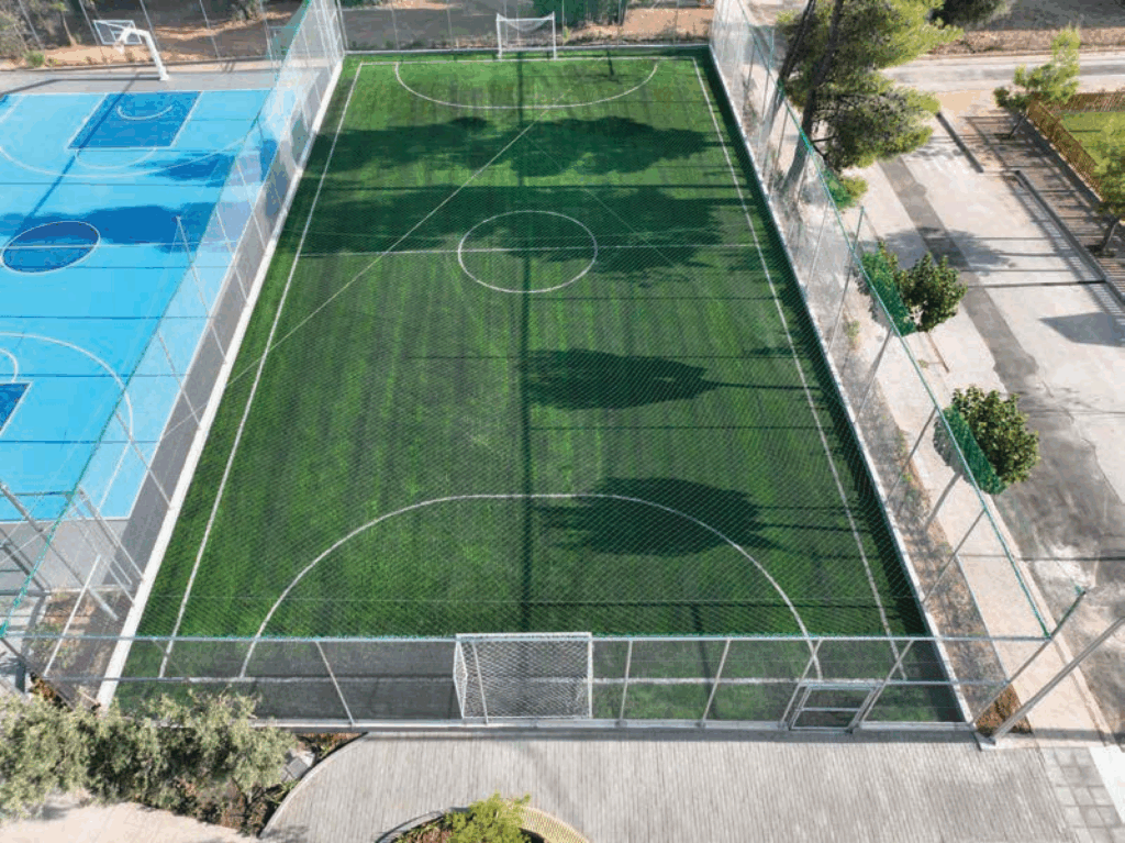 Γήπεδα ποδοσφαίρου και μπάσκετ στο Φούρεσι Γλυκών Νερών